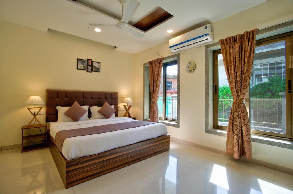 Postel nebo postele na pokoji v ubytování Luxury 3BHK Villa by BlueWave Hospitality