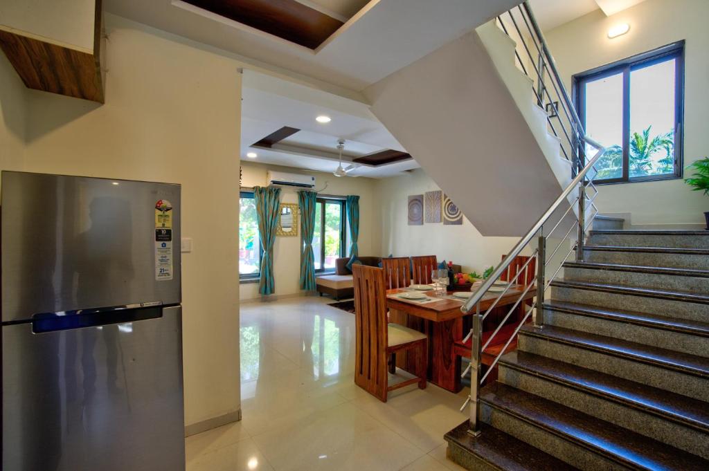 Kuchyň nebo kuchyňský kout v ubytování Luxury 3BHK Villa by BlueWave Hospitality