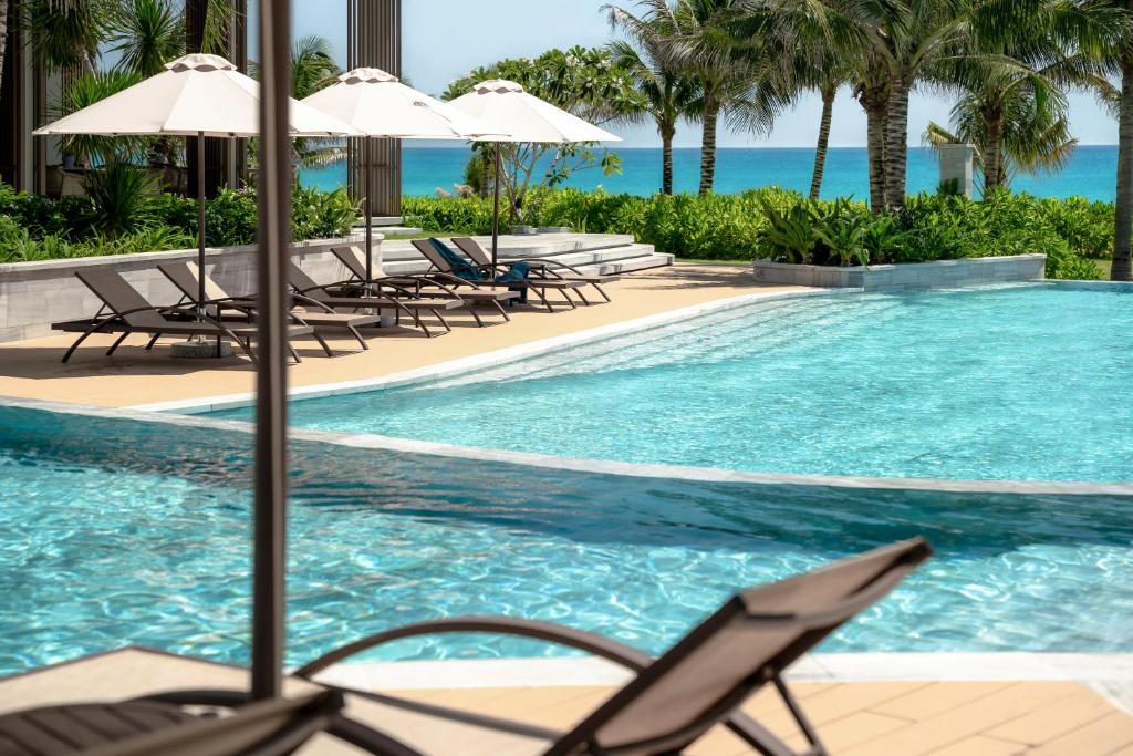 Bazén v ubytování The Ocean Resort by Fusion Quy Nhon nebo v jeho okolí