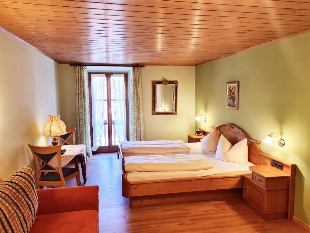 Postel nebo postele na pokoji v ubytování Hotel Altwirt