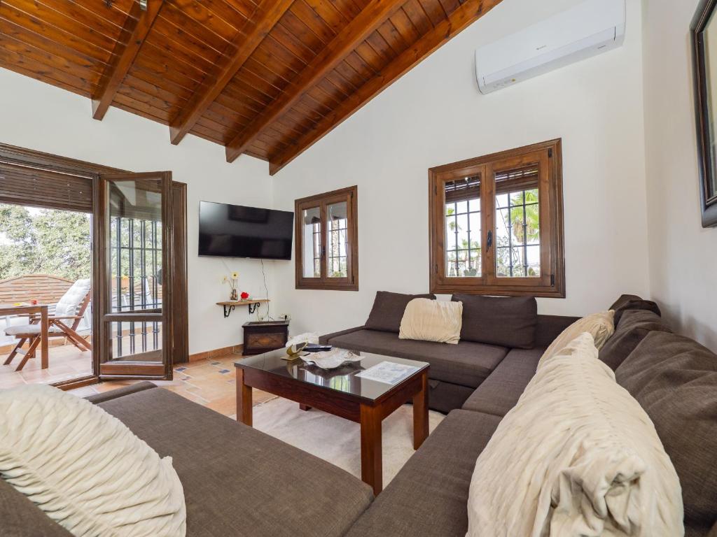 Televízia a/alebo spoločenská miestnosť v ubytovaní Cubo's Finca La Deseada