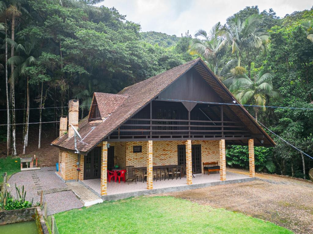 a house with a pitched roof at Nostra Habitazione in Ascurra
