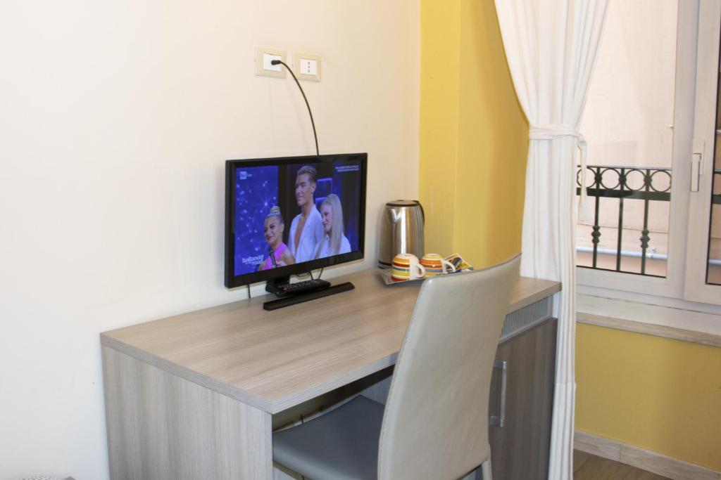 TV a/nebo společenská místnost v ubytování ALBERGO LOCANDA DIANA