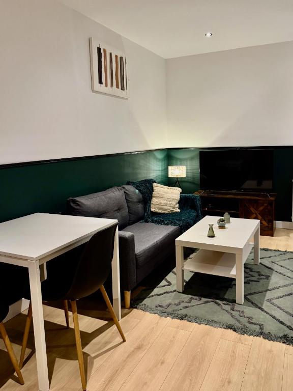 un salon avec un canapé et une table dans l'établissement Your Home Loos Lille, à Loos