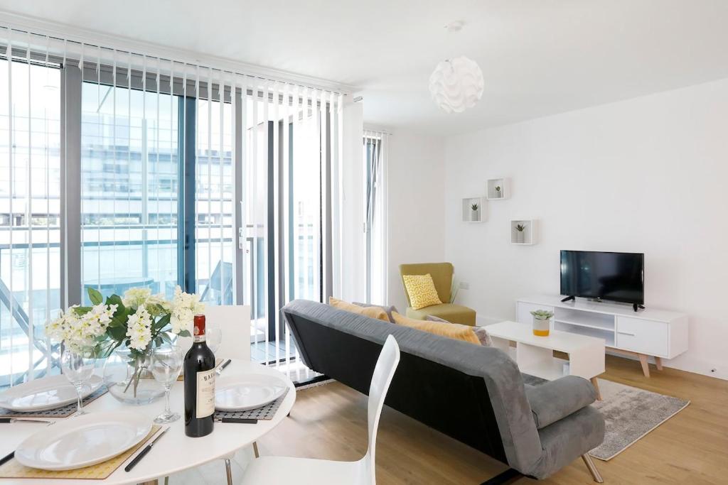 Redhill - Modern 1 Bedroom Apartment by Mobius Property