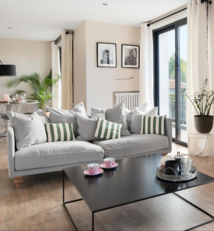 un salon avec un canapé et une table basse dans l'établissement T3 Paisible 85m2 - Terrasse - Parking - Cugnaux prox Toulouse, à Cugnaux