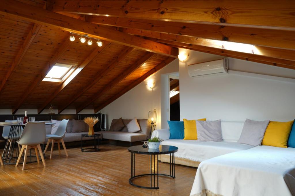 una habitación con una cama, una mesa y sillas en Marios Family House 2, en Corfú