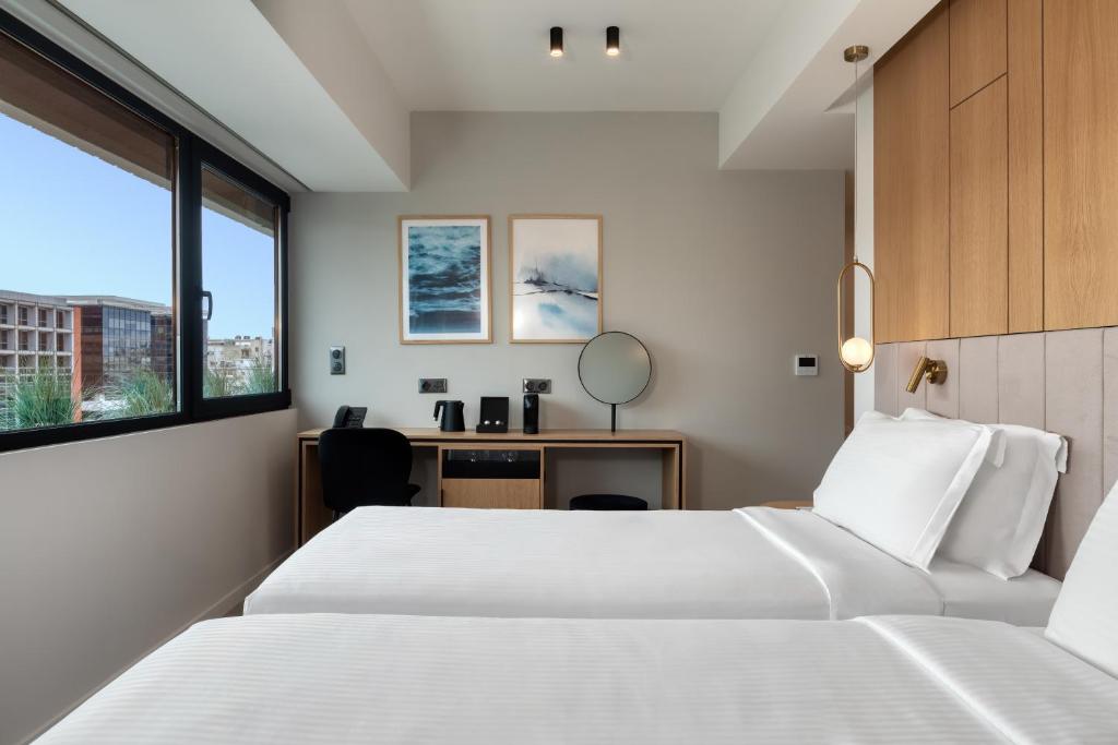 Postel nebo postele na pokoji v ubytování Hilton Garden Inn Athens Syggrou Avenue