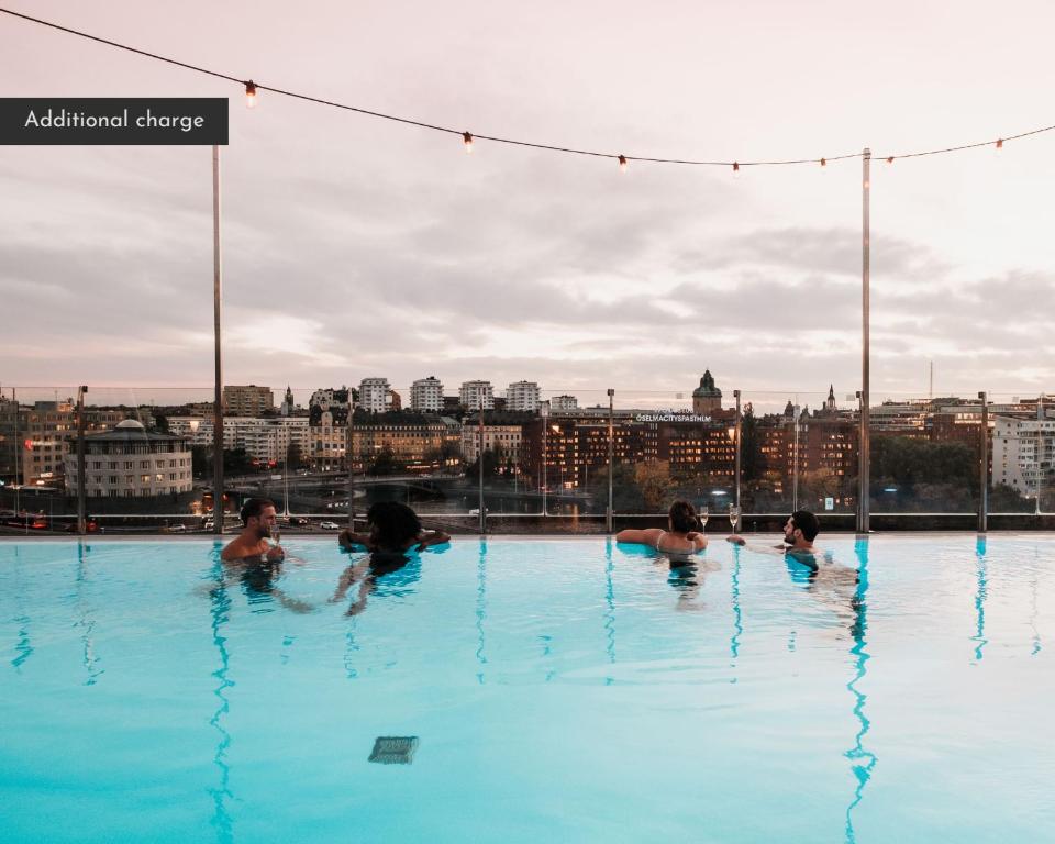 eine Gruppe von Menschen in einem Schwimmbad in der Unterkunft Clarion Hotel Sign in Stockholm