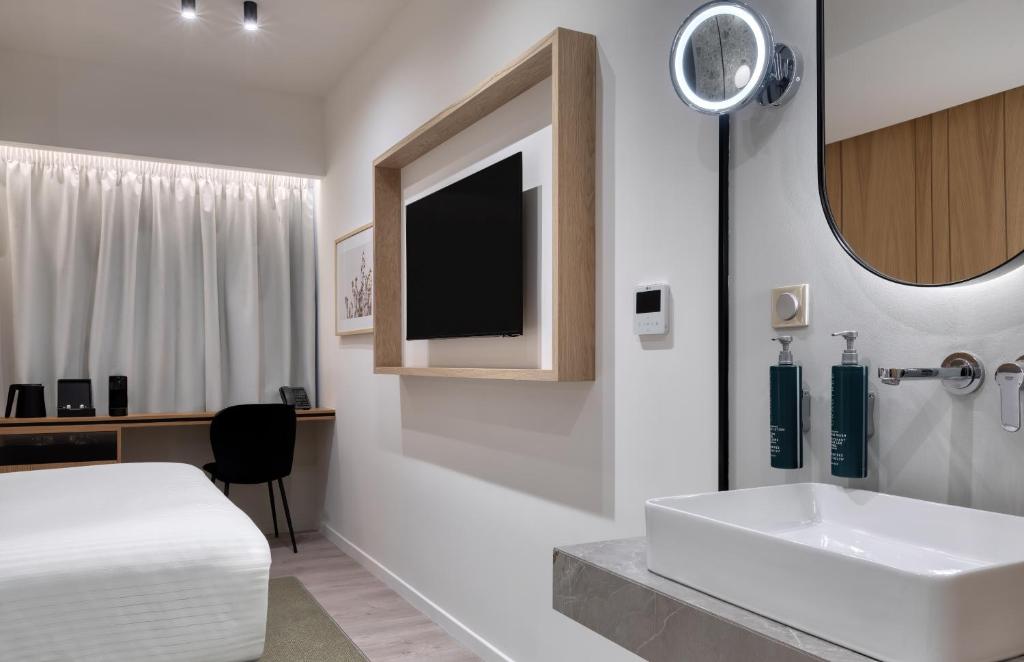 Postel nebo postele na pokoji v ubytování Hilton Garden Inn Athens Syggrou Avenue