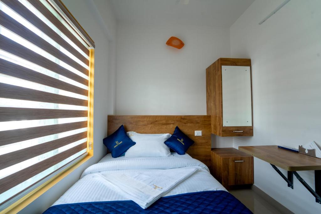 Postel nebo postele na pokoji v ubytování Breeza Homes, Technopark, Trivandrum