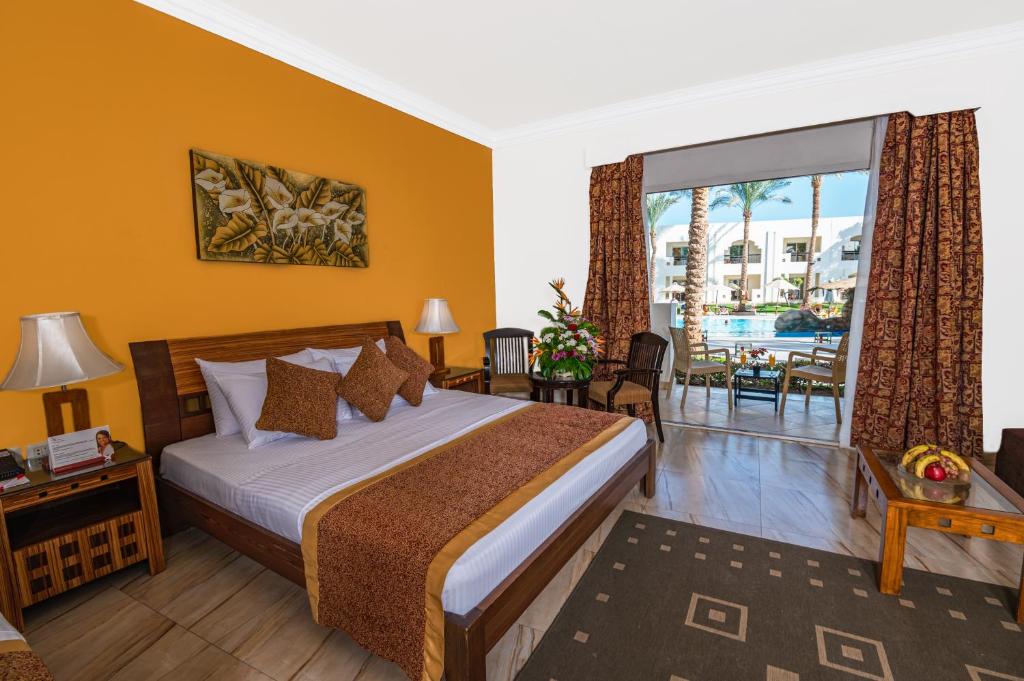 Postel nebo postele na pokoji v ubytování Xperience St. George Sharm El Sheikh