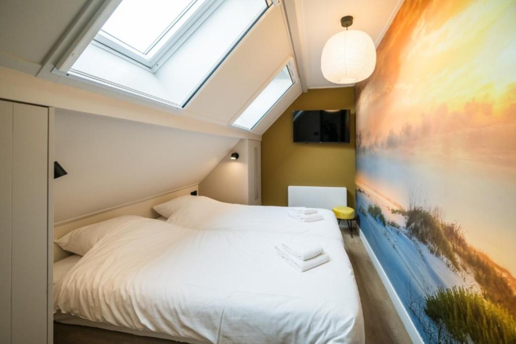 a bedroom with a bed and a skylight at Sun (6p) in Ballum