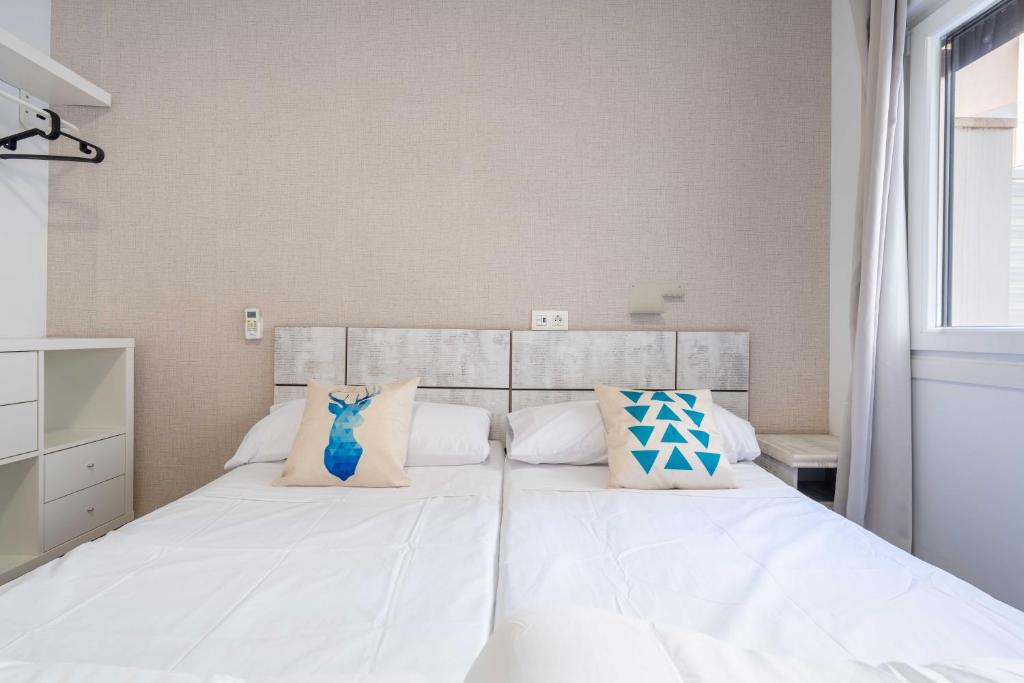 Łóżko lub łóżka w pokoju w obiekcie BF Rooms Almeria Centro