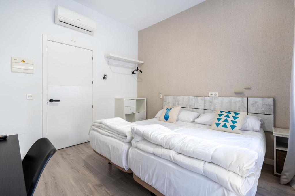 Łóżko lub łóżka w pokoju w obiekcie BF Rooms Almeria Centro
