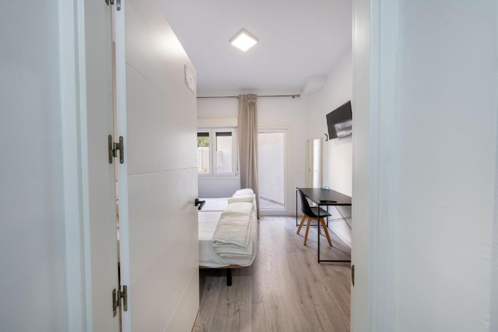 Łóżko lub łóżka w pokoju w obiekcie BF Rooms Almeria Centro