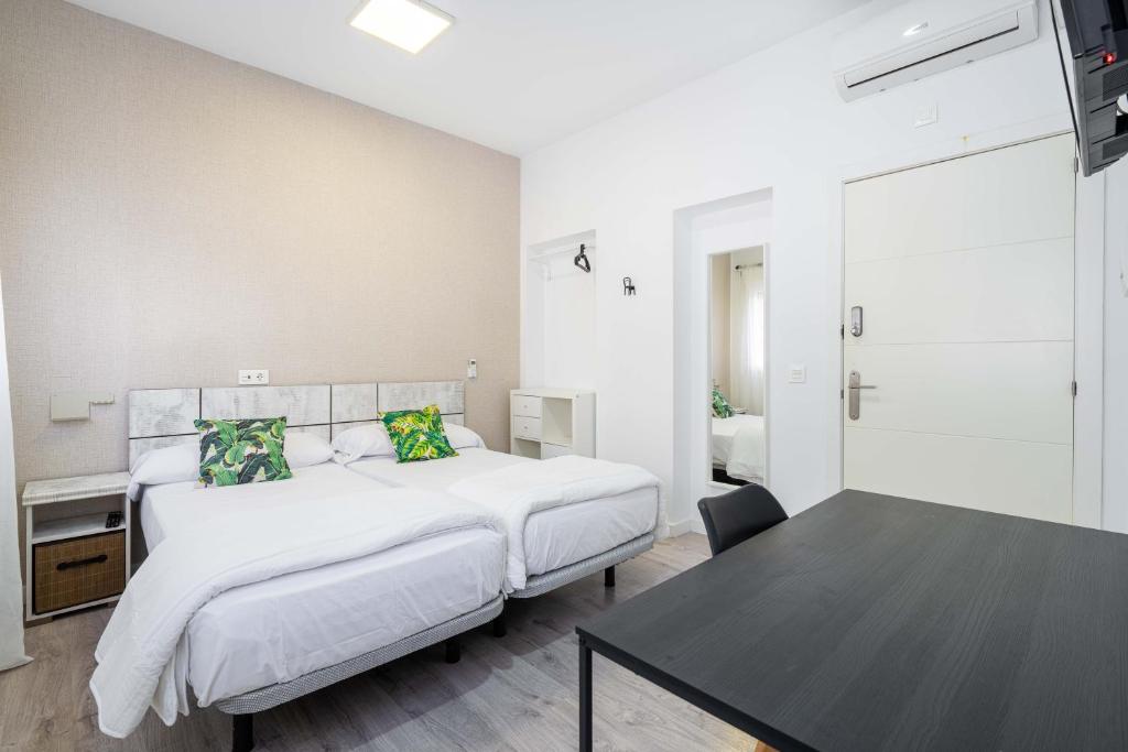 Łóżko lub łóżka w pokoju w obiekcie BF Rooms Almeria Centro