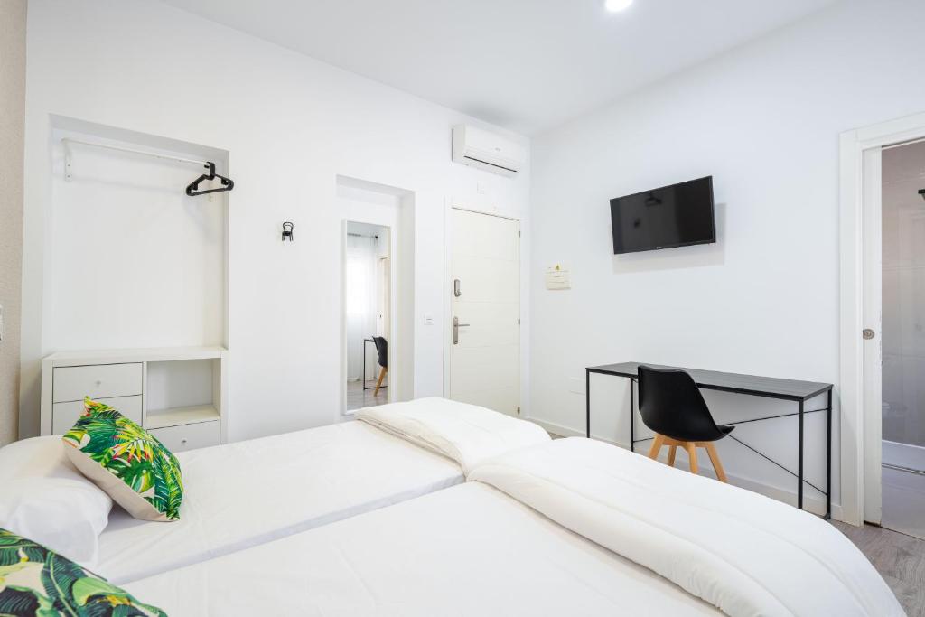 Łóżko lub łóżka w pokoju w obiekcie BF Rooms Almeria Centro