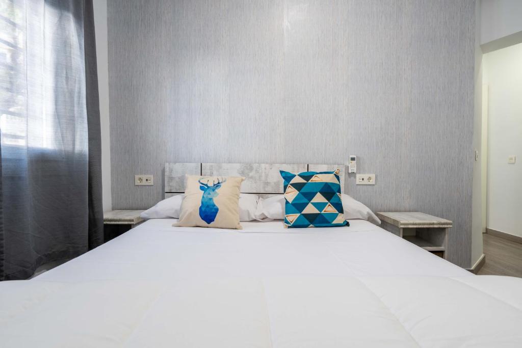 Łóżko lub łóżka w pokoju w obiekcie BF Rooms Almeria Centro
