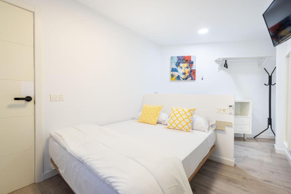 Łóżko lub łóżka w pokoju w obiekcie BF Rooms Almeria Centro