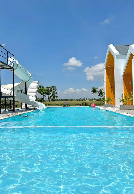 a large swimming pool with a water slide at Idin Klinna @Huapa in Ranot