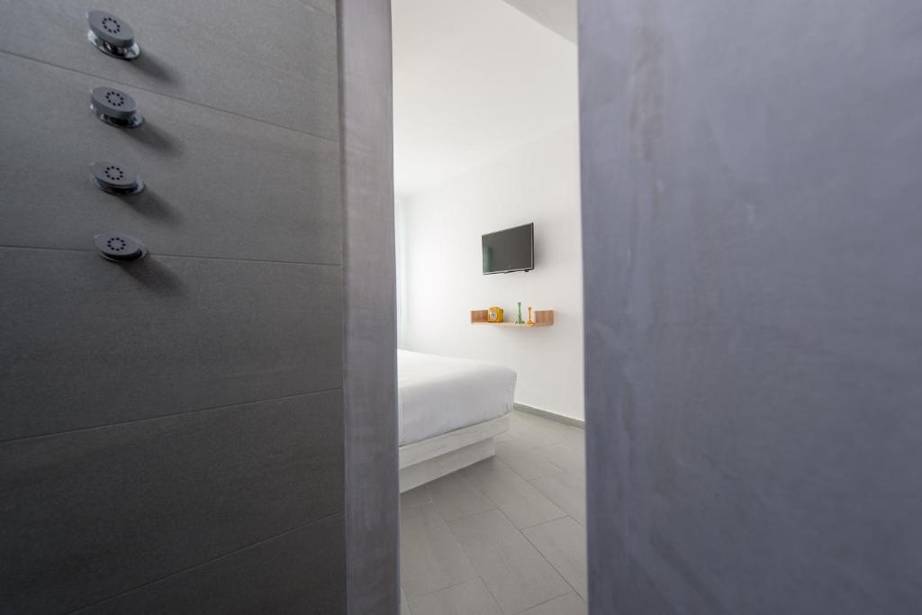 Postel nebo postele na pokoji v ubytování Neptune Luxury Suites