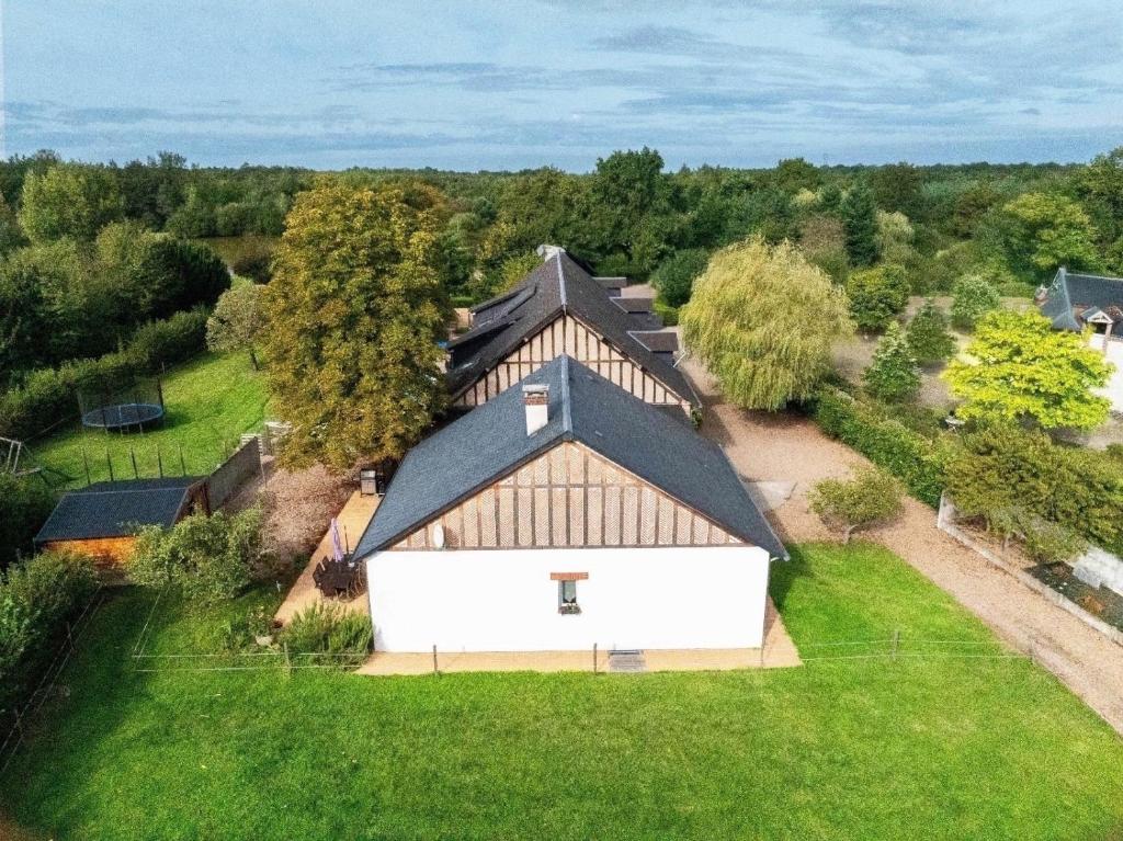 een bovenaanzicht van een groot wit gebouw in een veld bij Ferme de Marpalu in La Ferté-Saint-Cyr