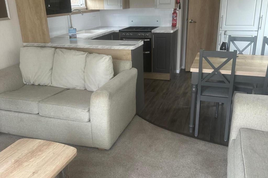 Posezení v ubytování Charming 5-Beds Caravan in beautiful Seton Sands