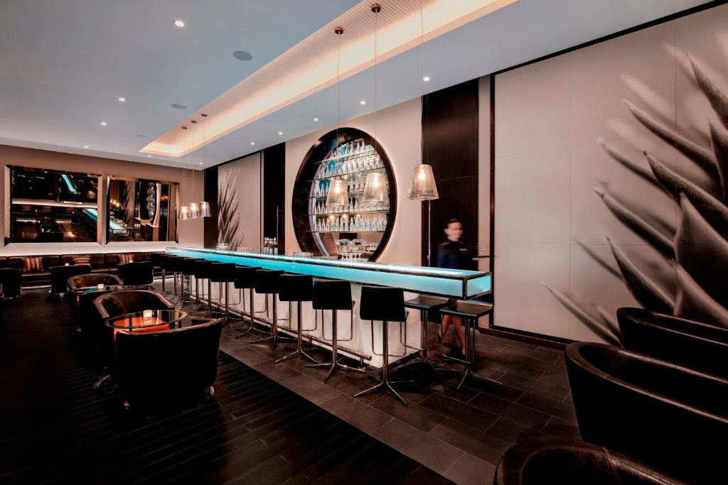 Biliár nebo kulečník v ubytování Centro Capital Doha - By Rotana