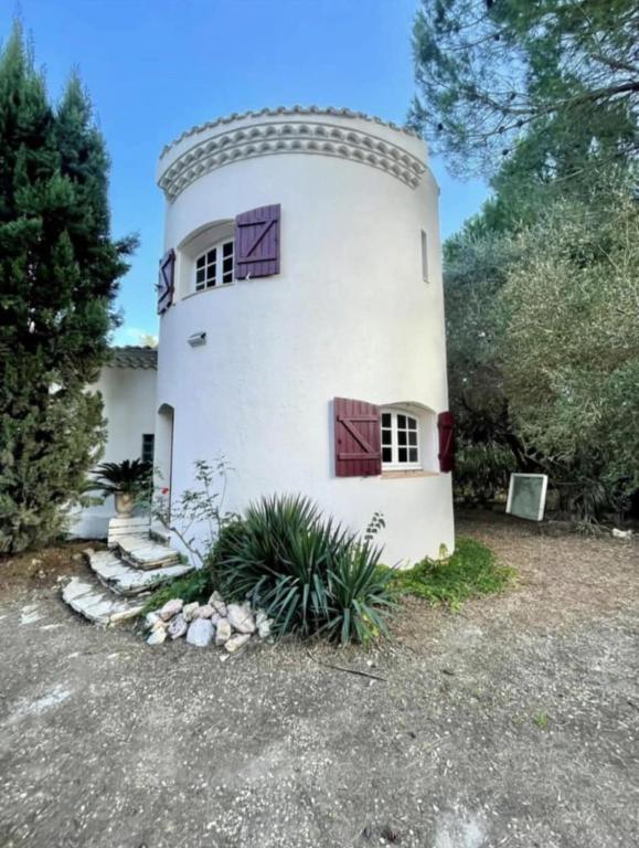 - un grand bâtiment blanc avec des fenêtres dans une cour dans l'établissement La Tour, à Béziers