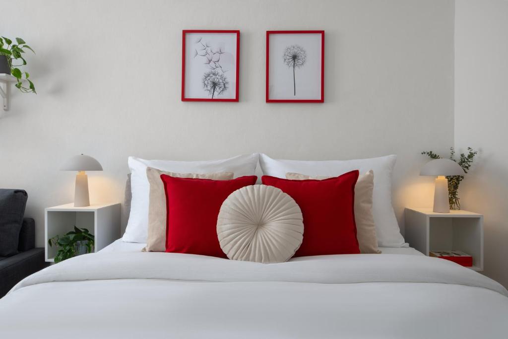 Postel nebo postele na pokoji v ubytování Enjoy Downtown Boutique Apartments #12 by Goodnite cz