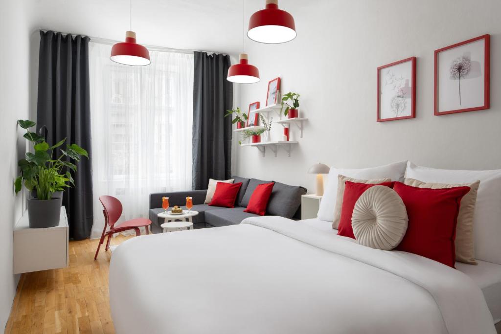 Postel nebo postele na pokoji v ubytování Enjoy Downtown Boutique Apartments #12 by Goodnite cz