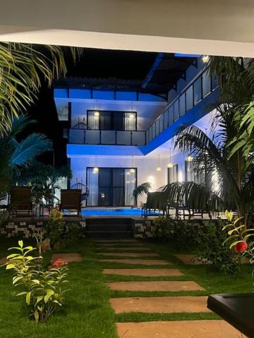 un edificio blu con un sentiero di fronte di MM Beach Villa, Matemwe a Matemwe