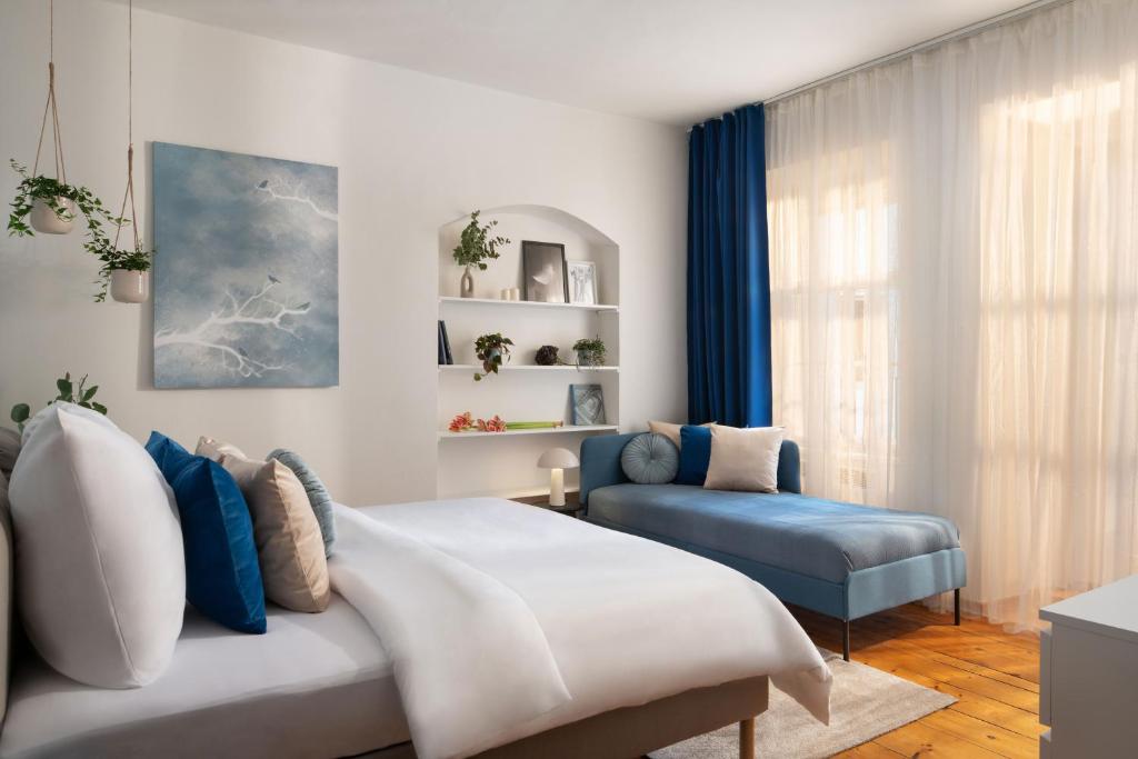 Postel nebo postele na pokoji v ubytování Enjoy Downtown Boutique Apartments #12 by Goodnite cz