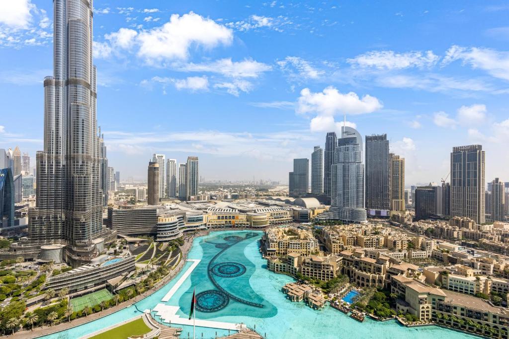ドバイにあるDurrani Homes - Alluring 5BR Penthouse with Burj Khalifa and Fountain Viewの川と建物のある街の景色
