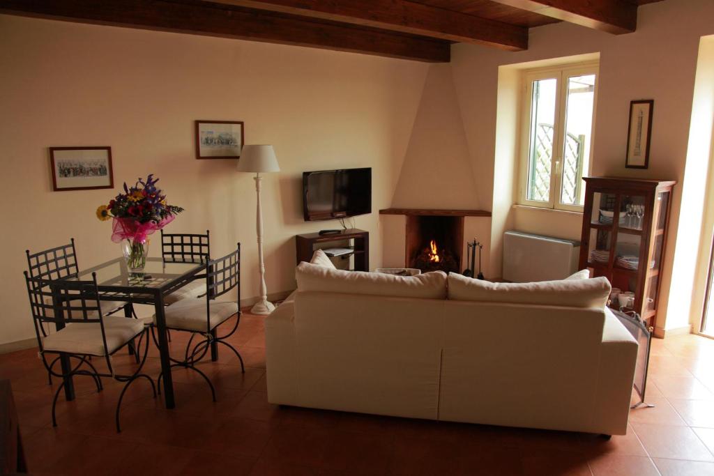 TV a/nebo společenská místnost v ubytování Casale DI Tormaggiore Villa And Country Suites
