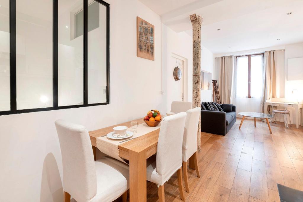 une salle à manger et un salon avec une table et des chaises dans l'établissement La Collégiale - Paris 5ème arrondissement, à Paris