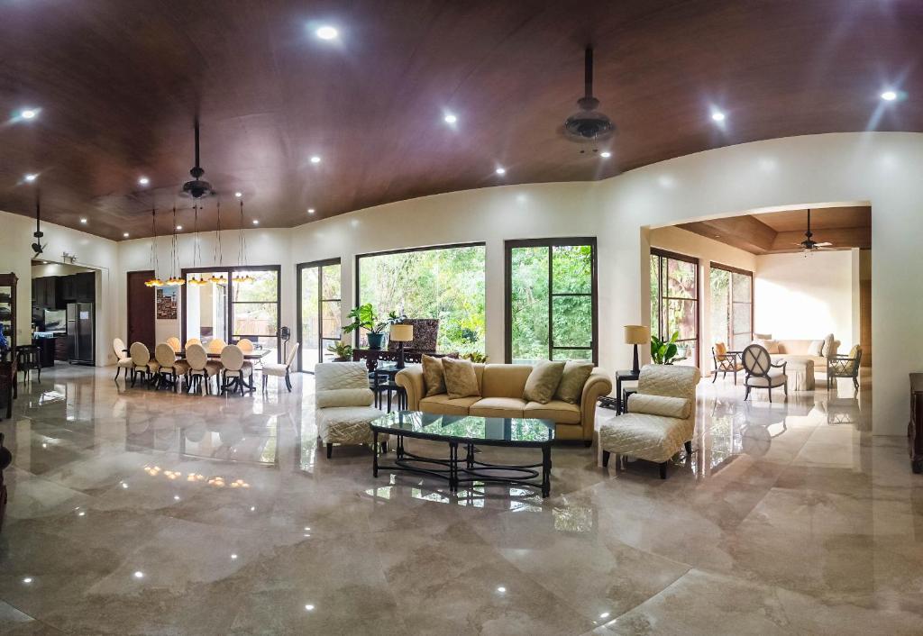 Posezení v ubytování CORON RIVERSIDE Guesthouse