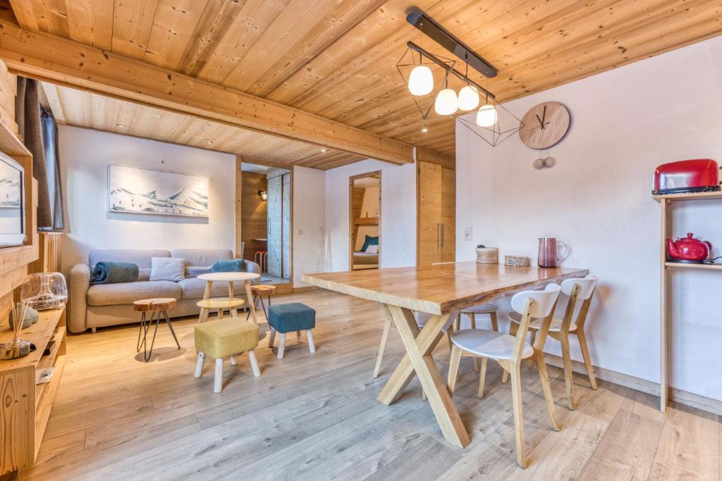 une salle à manger et un salon avec une table et des chaises dans l'établissement Apt Le Lyret, à Chamonix-Mont-Blanc
