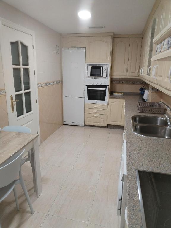 Kuchyňa alebo kuchynka v ubytovaní Apartamento con parking privado gratis incluido