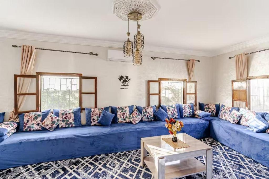 A seating area at Amazing Home in Agafay With Pool & garden