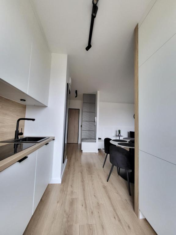 Kuchyňa alebo kuchynka v ubytovaní Apartament 150 Zaspa VVita
