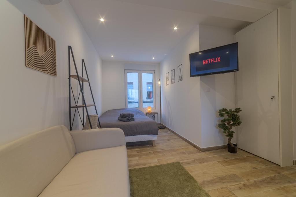 un salon avec un canapé et un lit dans l'établissement Pasteur Collection - Design & Cosy - 2pers, à Villeurbanne