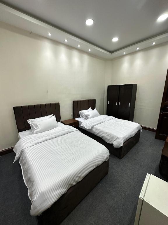 Postel nebo postele na pokoji v ubytování Tahrir Square Motel