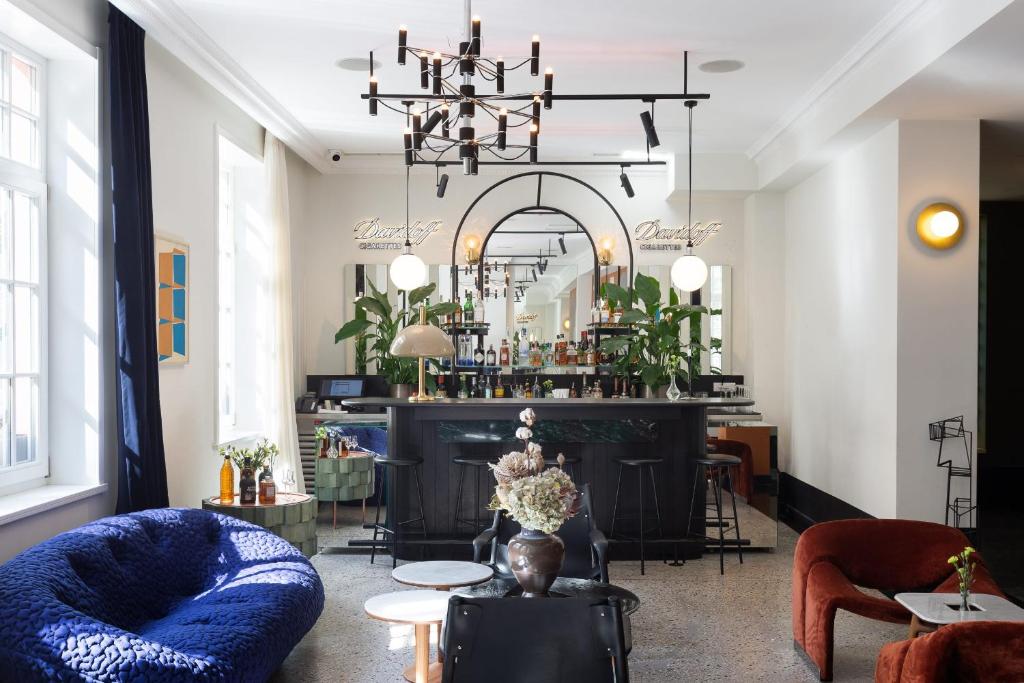 贝尔格莱德Pavilion Boutique Hotel的客厅配有蓝色的沙发和镜子