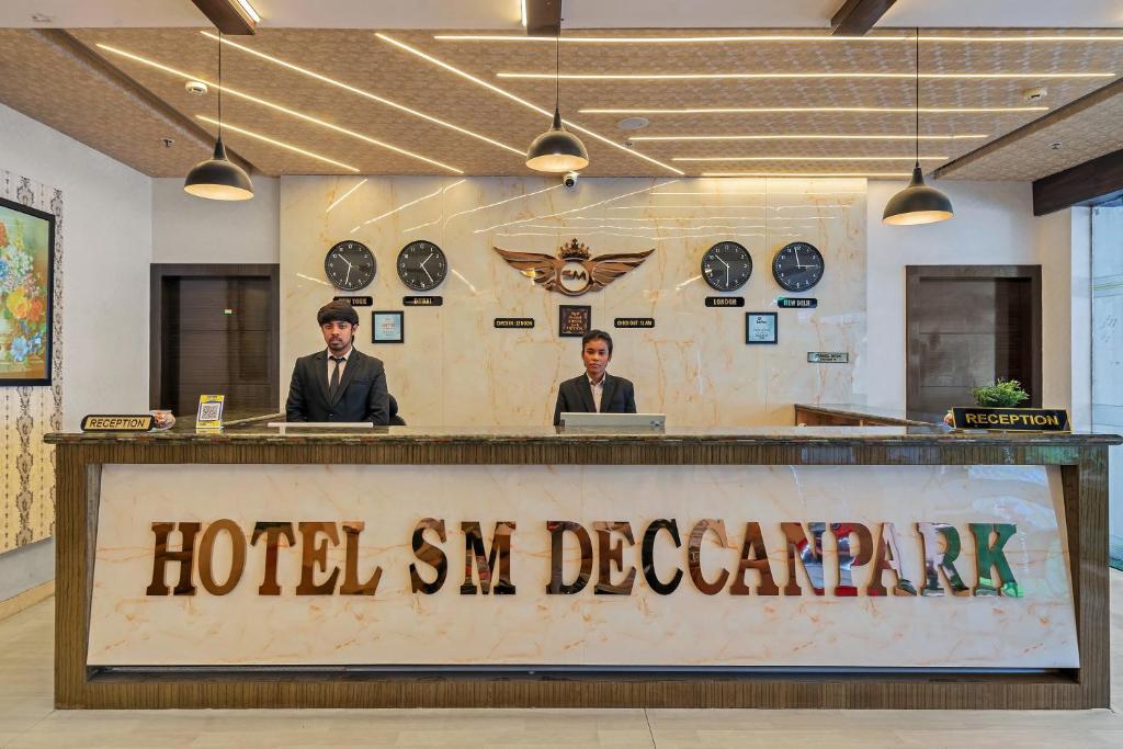 Členové personálu v ubytování Hotel SM Deccan Park