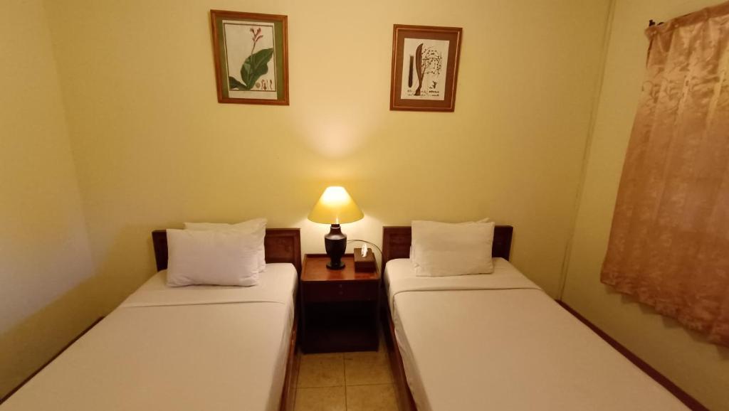 Un pat sau paturi într-o cameră la Kaliandra Resort & Organic Farm