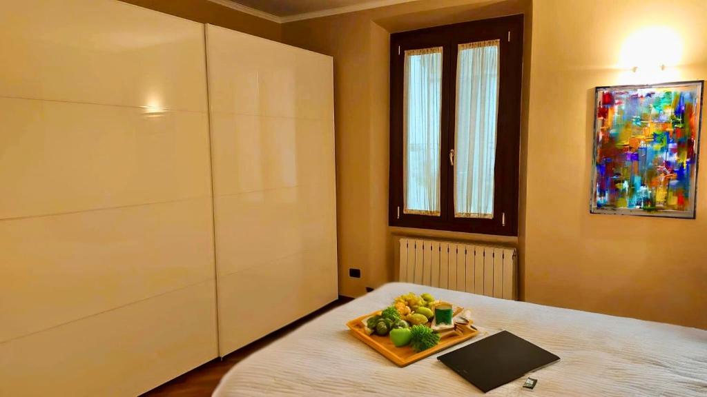 talerz owoców na łóżku w pokoju w obiekcie VFH Stylish Boutique Apartment-City Center w Mediolanie