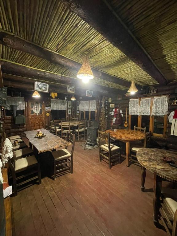 Restaurace v ubytování Shtepizat e Rames Agroturizem