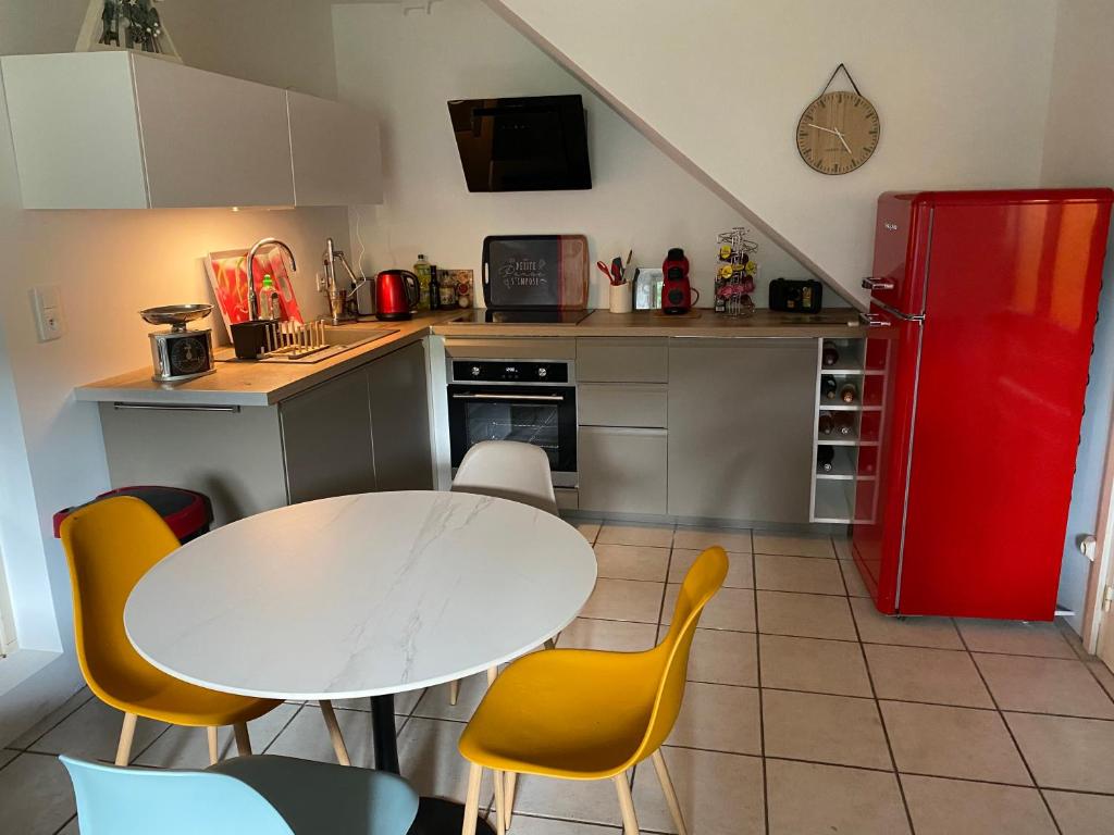 Kuchyň nebo kuchyňský kout v ubytování Maison climatisée au centre du village